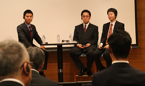 記者団からの質問に答える左から、林励・DiDiモビリティジャパン副社長、荒木浩幸・第一交通(広島)社長、達川信二・中国タクシー社長