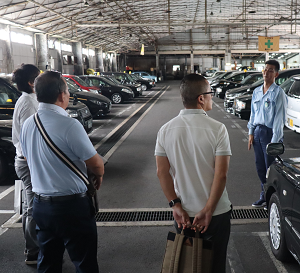 下=とりあえず車庫に移り、UD車両や一般のセダン型車両について説明を受ける