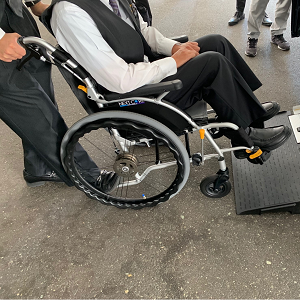 下=実際に車いすを使い、新型スロープを体験