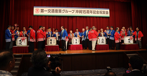 演台上であいさつを続ける黒土始・創業者会長