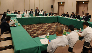 上中央は会議の冒頭であいさつする西村弘・特定地域協議会会長