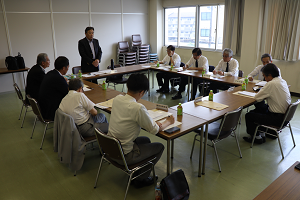 京都府タクシー協会北部分科会(日本交通福知山営業所)で冒頭あいさつする川本副会長(左上)
