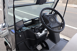 コンパクトな設計の運転席