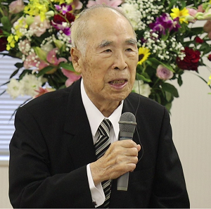 下=大分大学名誉博士称号を授与され、感謝の言葉を述べる黒土始・第一交通産業創業者会長