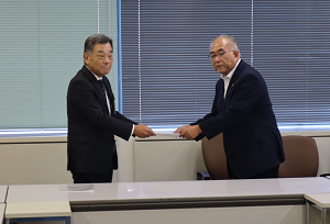 請書を手渡す坂本会長(左)と受け取る八木一夫・近畿運輸局長(右)