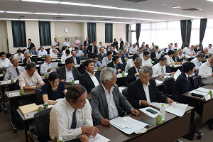 上=9月20日、東京・自動車会館で開かれた緊急全国協会長会議開催前の模様
