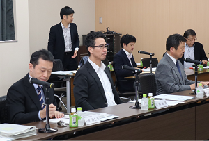 中=前席左から一見之・国交省自動車局長、川鍋一朗・全タク連会長、佐藤雅一・同経営委員長