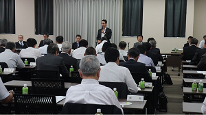 下=緊急全国協会長会議冒頭、発言をする川鍋会長(中央上)