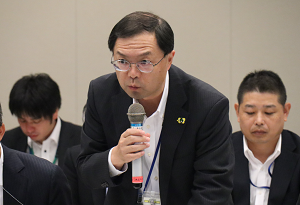 下=タクシー政策議員連盟緊急臨時総会(9月24日)で本運賃改定延期の経緯を説明する高島竜祐・消費者庁審議官